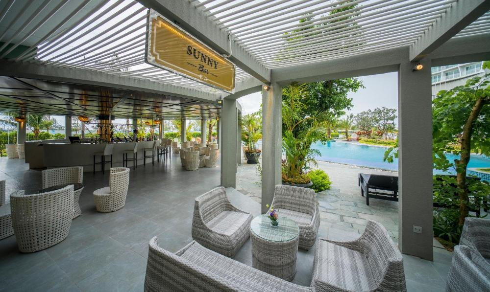 Deluxe Twin Room with Balcony and Mountain View - High Floor