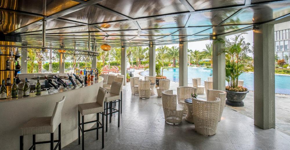 Deluxe King Room with Balcony and Sea View - High Floor